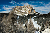 Blick von Wolkenstein auf die Langkofelgruppe mit Skipisten, Sella Pass, Grödnertal, Dolomiten, Südtirol, Italien