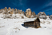 Almhütte vor Cirspitzen im Winter, Grödner Joch, Grödnertal, Dolomiten, Südtirol, Italien