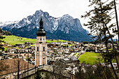 Blick auf Dorf und schneebedeckte Berge, Schlern und Rosengarten, Kastelruth, Dolomiten, Südtirol, Italien