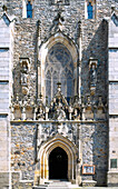Hauptfassade und Skulpturenschmuck der gotischen Stadtpfarrkirche Mariä Geburt in Klatovy in Westböhmen in Tschechien