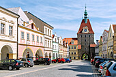Platz des Friedens Náměstí Míru mit Unterem Tor in Domažlice in Westböhmen in Tschechien