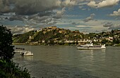 Panoramschiff auf dem Rhein, im Hintergrund die Festung Ehrenbreitstein, Koblenz, Oberes Mittelrheintal, Rheinland-Pfalz, Deutschland