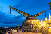 Der Alter Kranen am Mainufer in der Abenddämmerung, Würzburg, Bayern, Deutschland