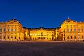 Die Würzburger Residenz in der Abenddämmerung, Würzburg, Bayern, Deutschland 