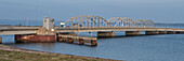 Die Oddesund-Brücke am Limfjord verbindet mit Straße und Eisenbahn Nordjütland mit der Halbinsel Thyhol, Jütland, Dänemark