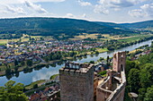 Luftaufnahme der Henneburg mit Blick auf den Main, Region Spessart-Mainland, Stadtprozelten, Franken, Bayern, Deutschland