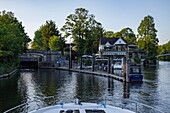 Bug von einem Le Boat Horizon 4 Hausboot, Boathouse at Boulters Lock an der Themse, Maidenhead, Berkshire, England, Vereinigtes Königreich