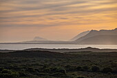 Walker Bay Nature Reserve und Berge des Maanschynkop Nature Reserve bei Sonnenuntergang, Stanford, Westkap, Südafrika