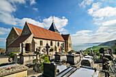 Friedhof und Église Saint-Valéry mit Blick über das Meer, Saint-Valéry, GR 21, Côte d'Albatre, Alabasterküste, Atlantikküste, Normandie, Frankreich