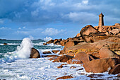 Brandung trifft auf rosafarbene Granitfelsen, Leuchtturm Phare de Men Ruz im Hintergrund, Côte de Granit Rose, Ploumanac'h, Ploumanach, Bretagne, Frankreich