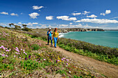 Mann und Frau wandern auf dem GR 34 mit Blick aufs Meer, GR 34, Zöllnerweg, Sentier Côtier, Plage du Veryac'h, Halbinsel Crozon, Atlantikküste, Bretagne, Frankreich