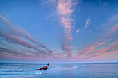 Wolkenstimmung mit dem Leuchtturm Pointe du Raz weit entfernt im Meer, Pointe du Raz, Cap-Sizun, Bretagne, Frankreich