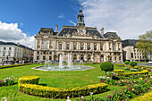 Springbrunnen und Gartenanlage mit Rathaus von Tours, Tours, Loiretal, UNESCO Welterbe Loiretal, Frankreich