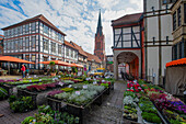 Nienburg, Blick vom Blumenmarkt auf die Kirche Sankt Martin, deren Ursprünge bis auf das 14 Jh. zurückreichen, Niedersachsen, Deutschland