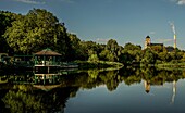 Schlossteichpark in Chemnitz, Café Milchhäuschen und Schlosskirche, Sachsen, Deutschland