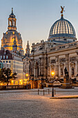 Kunsthalle in the Lipsiusbau at Georg Treu Platz with the Frauenkirche Dresden at sunset, Saxony, Germany