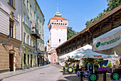 Florianstor (Brama Floriańska) und Stadtmauer in der Altstadt von Kraków in Polen