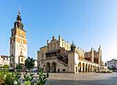 Rynek Glówny mit Tuchhallen (Sukienice) und Rathausturm im Morgenlicht in der Altstadt von Kraków in Polen