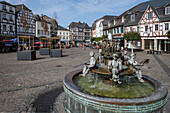 Brunnen "Rats-Damen und -Herren im Auf und ab der Gunst des Volkes, über ihnen der Souverän, das Volk" vom Beuys-Schüler Bonifatius Stirnberg (geb. 1933), Linz, Rheinland-Pfalz, Deutschland