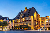 Das Rathaus in Heilbronn in der Abenddämmerung, Baden-Württemberg, Deutschland  