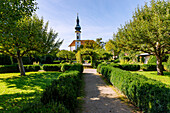 Kirche St. Josef und Starnberger Schlossgarten in Starnberg in Oberbayern, Bayern, Deutschland