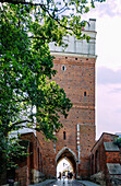 Opatów-Tor (Brama Opatowska) und Straße Opatowska in das historische Zentrum von Sandomierz in der Woiwodschaft Podkarpackie in Polen