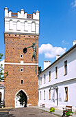 Opatów-Tor (Brama Opatowska), Skulptur eines Binnenschiffers und Straße Opatowska in Sandomierz in der Woiwodschaft Podkarpackie in Polen