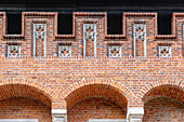 Backsteinzinnen im Hochschloss der Marienburg (Zamek w Malborku) mit monumentaler Marienfigur in Malbork in der Wojewodschaft Pomorskie in Polen