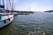 Jachthafen von Mikołajki (Nikolaiken) am Jezioro Mikołajskie (Nikolaikensee) in den Masuren (Mazury) in der Wojewodschaft Warmińsko-Mazurskie in Polen