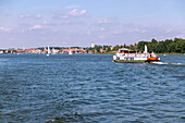 Mikołajki (Nikolaiken) am Jezioro Mikołajskie (Nikolaikensee) und Ausflugsschiff in den Masuren (Mazury) in der Wojewodschaft Warmińsko-Mazurskie in Polen