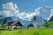Ort Lofer mit Kirche und Loferer Steinberge im Hintergrund, Lofer, Route der Klammen, Salzburg, Österreich
