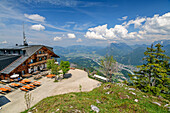 Mehrere Personen sitzen am Pendlinghaus mit Inntal im Hintergrund, Brandenberger Alpen, Tirol, Österreich