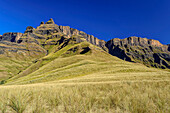 Drakensberge mit Gipfel Old Woman Grinding Corn, Contour Path, Injasuthi, Drakensberge, Kwa Zulu Natal, UNESCO Welterbe Maloti-Drakensberg, Südafrika