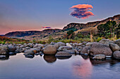 Rosa leuchtende Wolke über Fluss Little Tugela River, Injasuthi, Drakensberge, Kwa Zulu Natal, UNESCO Welterbe Maloti-Drakensberg, Südafrika