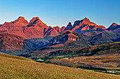 Outer Horn, Inner Horn and Cathedral Peak in alpenglow, Didima, Cathedral Peak, Drakensberg, Kwa Zulu Natal, UNESCO World Heritage Site Maloti-Drakensberg, South Africa