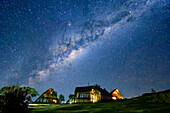 Sternenhimmel mit Milchstraße über Lodges von Didima, Didima, Cathedral Peak, Drakensberge, Kwa Zulu Natal, UNESCO Welterbe Maloti-Drakensberg, Südafrika