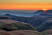 Sonnenaufgang über dem Little Berg, Organ Pipes Pass, Didima, Cathedral Peak, Drakensberge, Kwa Zulu Natal, UNESCO Welterbe Maloti-Drakensberg, Südafrika
