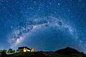 Sternenhimmel mit Milchstraße über Lodges von Didima, Didima, Cathedral Peak, Drakensberge, Kwa Zulu Natal, UNESCO Welterbe Maloti-Drakensberg, Südafrika