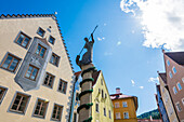 Alte Häuser mit Stadtbrunnen, Altstadt, Füssen, Allgäu, Bayern, Deutschland