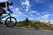 Radfahrer am Grödner Joch an der Sella, Dolomiten, Südtirol, Italien