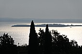 Sirmione gesehen von Soiana bei Manerba, südlicher Gardasee, Lombardei, Italien