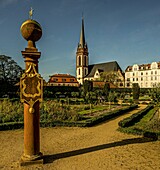 Sonnenuhr im Prinz-Georg-Garten, im Hintergrund das Prinz-Georg-Palais und die Kirche St. Elisabeth, Darmstadt, Hessen, Deutschland