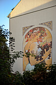 großes Wandgemälde einer Frau an Hauswand im Kaßberg Viertel, Chemnitz, Sachsen, Deutschland, Europa