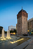 Brunnen und historischer Roter Turm, Stadthallenpark, Chemnitz, Sachsen, Deutschland, Europa