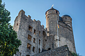 Blick auf die Eingangstürme und den Torbau der Burg Greifenstein, die heute das Glockenmuseum beherbergt, Hessen, Deutschland