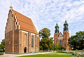 Marienkirche (Kościół Najświętszej Marii Panny) und Posener Dom (St.-Peter-und-Paul-Kathedrale, Katedra) auf der Dominsel (Ostrów Tumski) in Poznań (Poznan; Posen) in der Woiwodschaft Wielkopolska in Polen