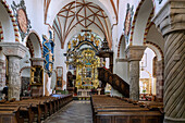 romanische Säulen mit figürlichen Reliefs im Innenraum der Kirche zur Hl. Dreifaltigkeit (Kościół Świętej Trójcy, Kosciol Sw. Troicy) in Strzelno (Strelno) in der Wojewodschaft Kujawien-Pommern in Polen