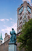 Altstädtisches Rathaus (Ratusz Staromiejski) und Denkmal Nikolaus Kopernikus (Pomnik Kopernika) am Altstadtmarkt (Rynek Staromiejski) in Toruń (Thorn, Torun) in der Wojewodschaft Kujawsko-Pomorskie in Polen