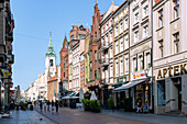 Straße Szeroka zum Altstadtmarkt (Rynek Staromiejski), Altstädtisches Rathaus (Ratusz Staromiejski) und Heiliggeistkirche (Kościół Ducha Świętego) in Toruń (Thorn, Torun) in der Wojewodschaft Kujawsko-Pomorskie in Polen