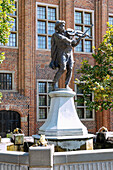 Raft monument (statuetka Flisaka) at the Old Town Market (Rynek Staromiejski) and Old Town Hall (Ratusz Staromiejski) in Toruń (Thorn, Torun) in the Kujawsko-Pomorskie Voivodeship in Poland